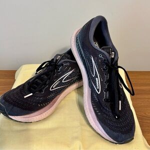 Brooks Women's Black and Pink Athletic Shoes